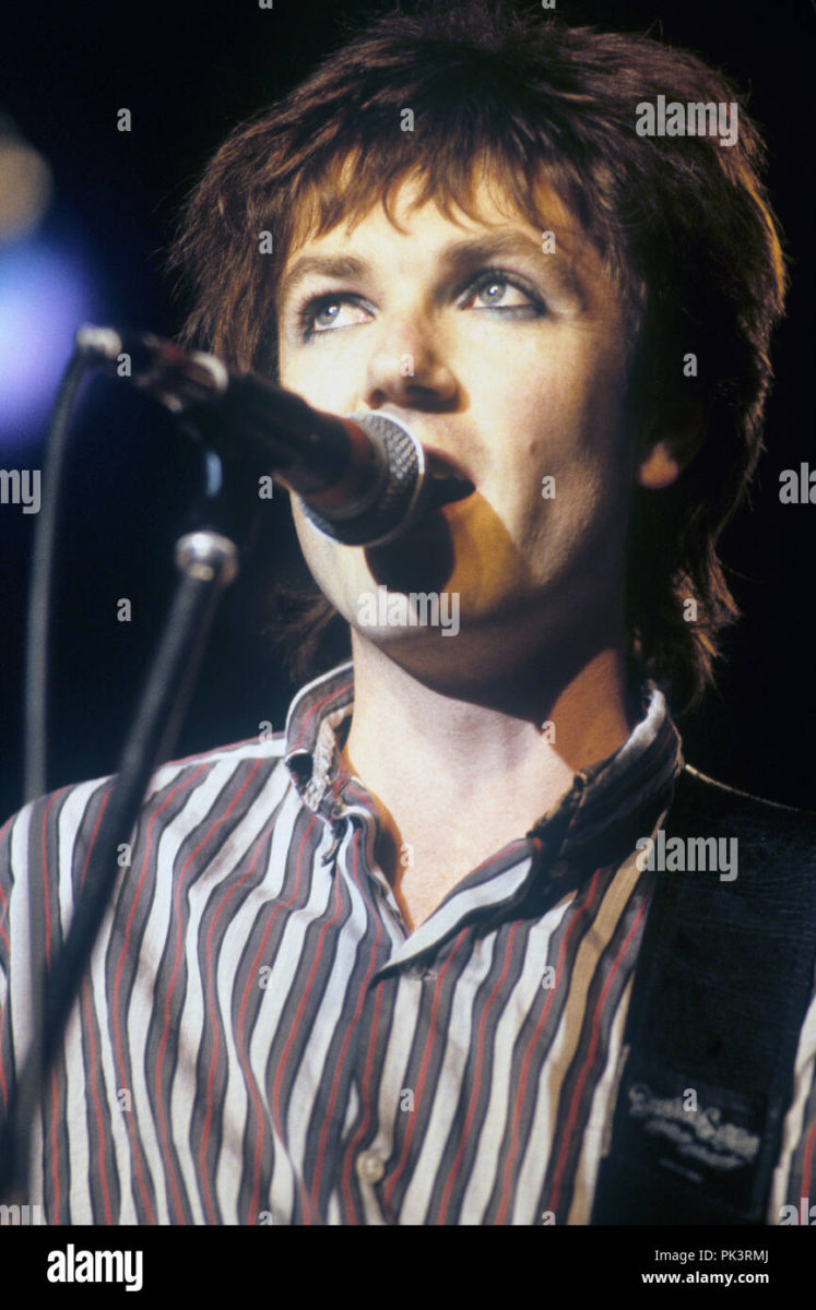Close-up of Steve Kilbey singing into microphone in 1982
